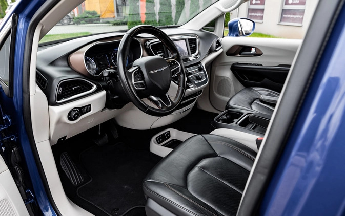 Chrysler Pacifica cena 138900 przebieg: 88000, rok produkcji 2020 z Szczecin małe 781